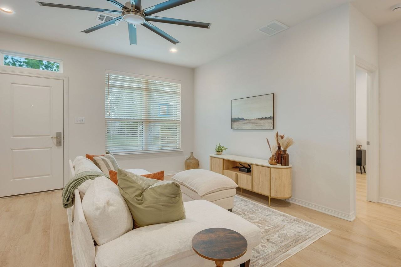 252 Richards St - Photo 4 of 21