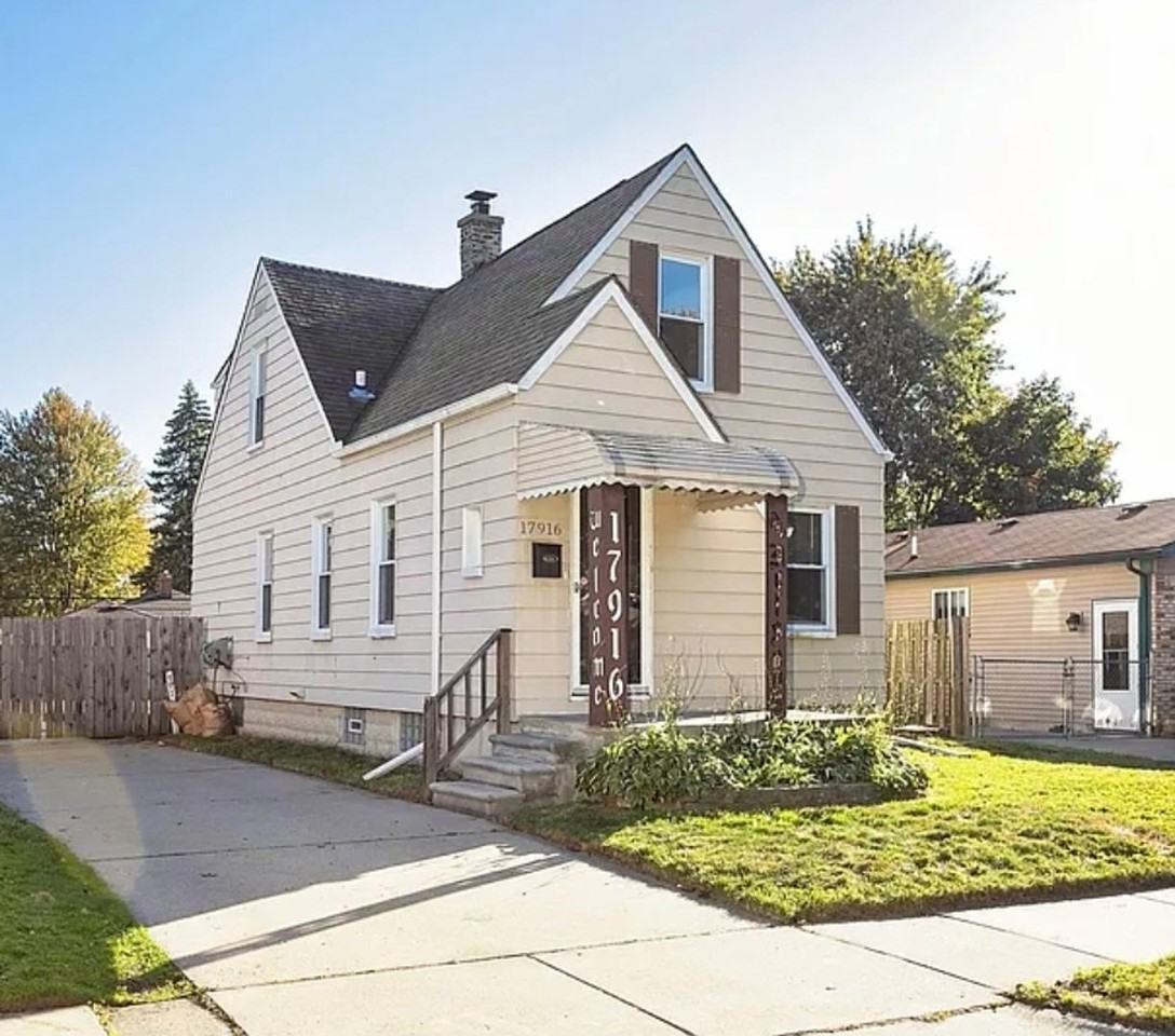 17916 Grove St - Photo 2 of 23