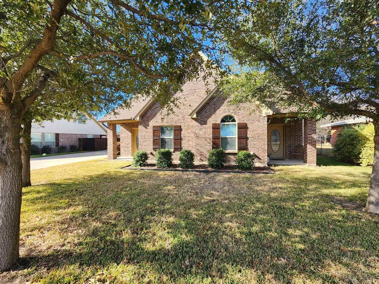 1024 Winscott Rd - Photo 2 of 26