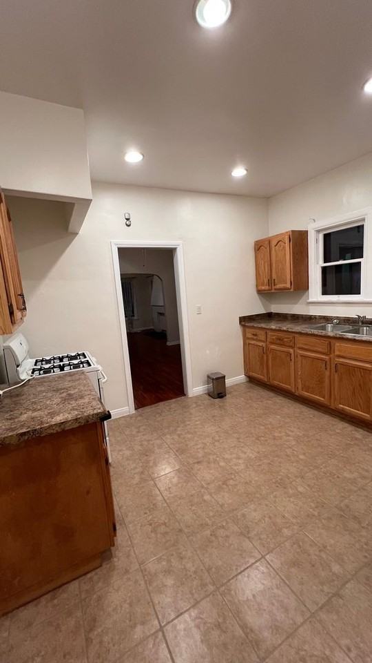 1166 N Raymond Ave - Photo 5 of 11