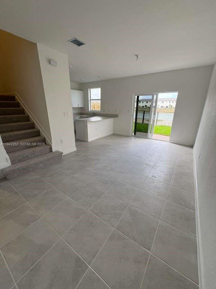 2708 Se 26th Ave - Photo 3 of 8