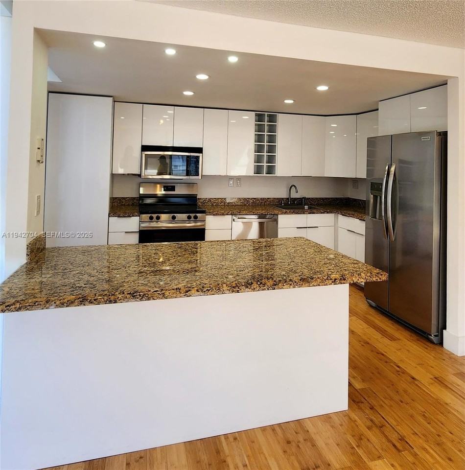 600 Ne 36th St #821 - Photo 3 of 7