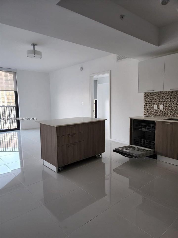 5300 Nw 85th Ave #909 - Photo 6 of 8