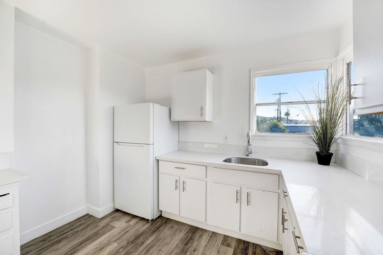 2529 Hauser Blvd - Photo 4 of 10