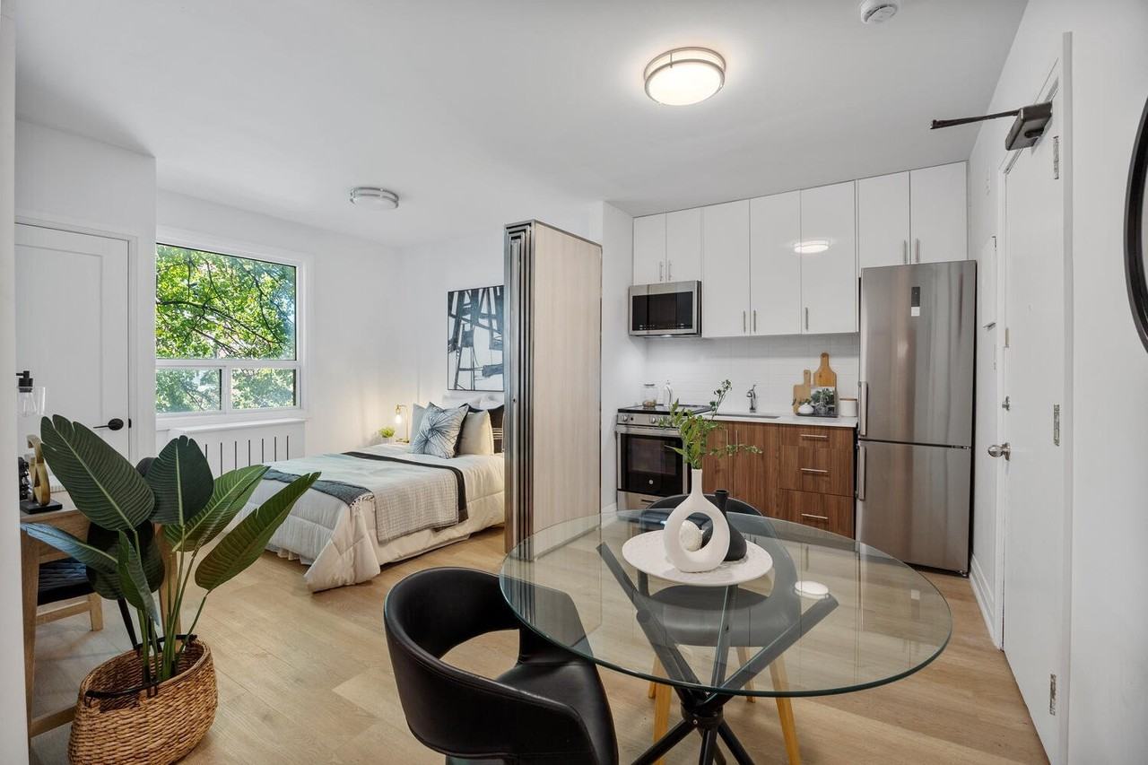 134 Carlton St - Photo 4 of 8