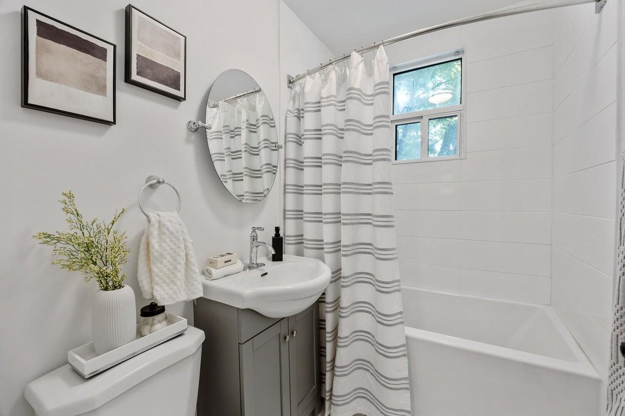 134 Carlton St - Photo 7 of 8