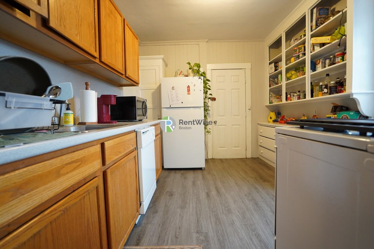 15 Quint Ave #6 - Photo 3 of 20