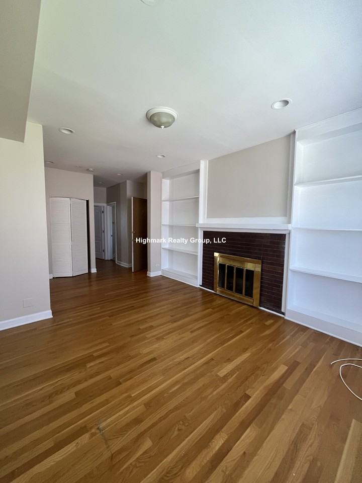 7462 N Greenview Ave #4 - Photo 3 of 24