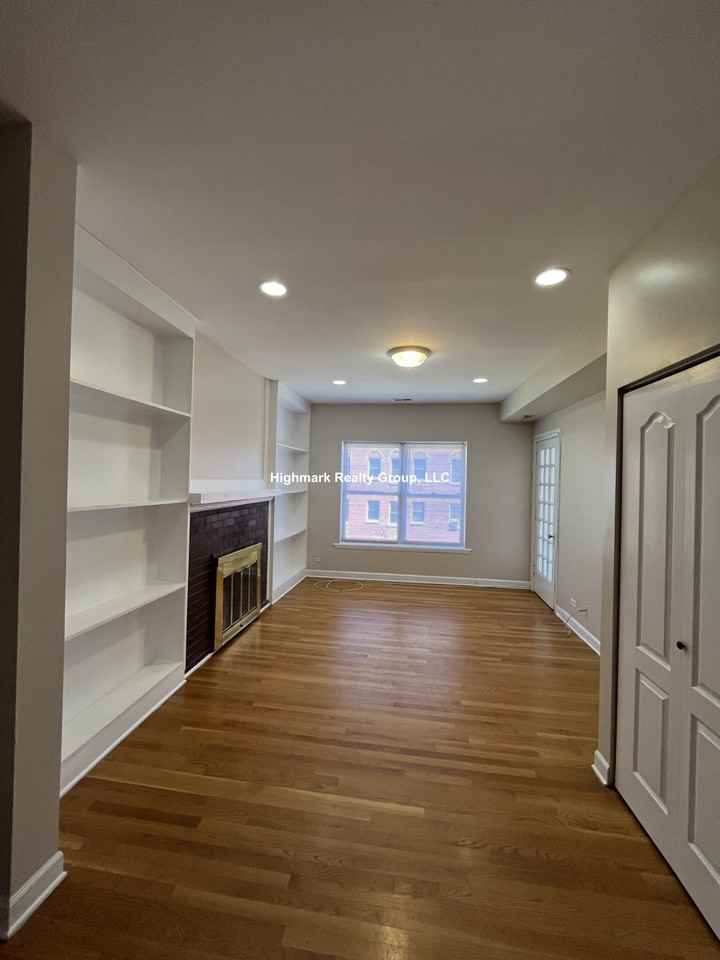 7462 N Greenview Ave #4 - Photo 4 of 24