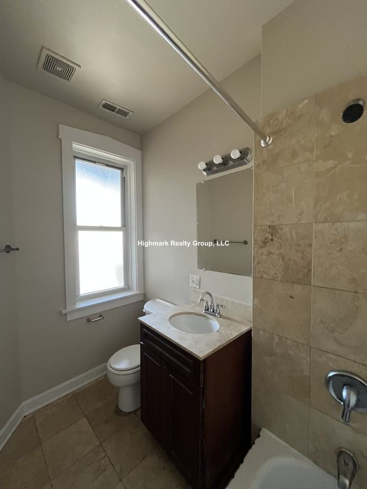 7462 N Greenview Ave #4 - Photo 7 of 24