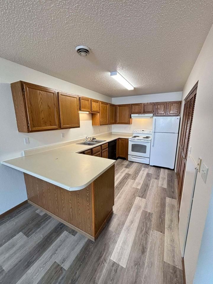 425 22nd St E #B - Photo 3 of 6