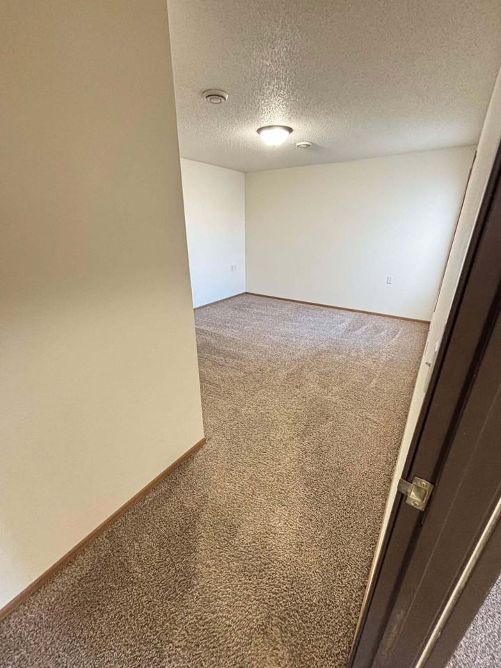 425 22nd St E #B - Photo 4 of 6