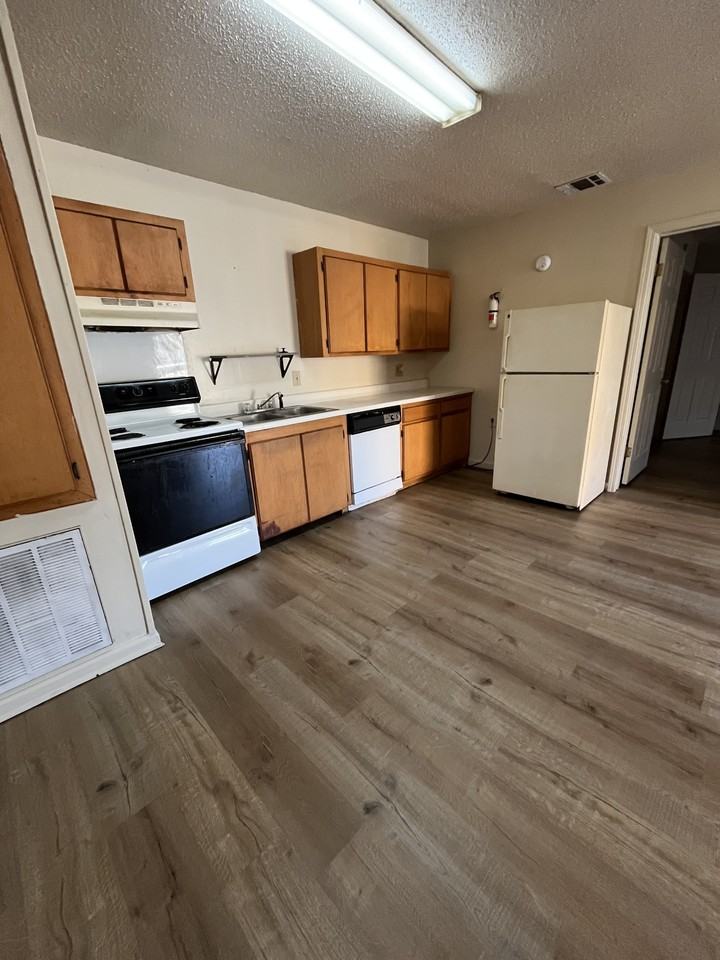 Heusel Dr - Photo 3 of 8