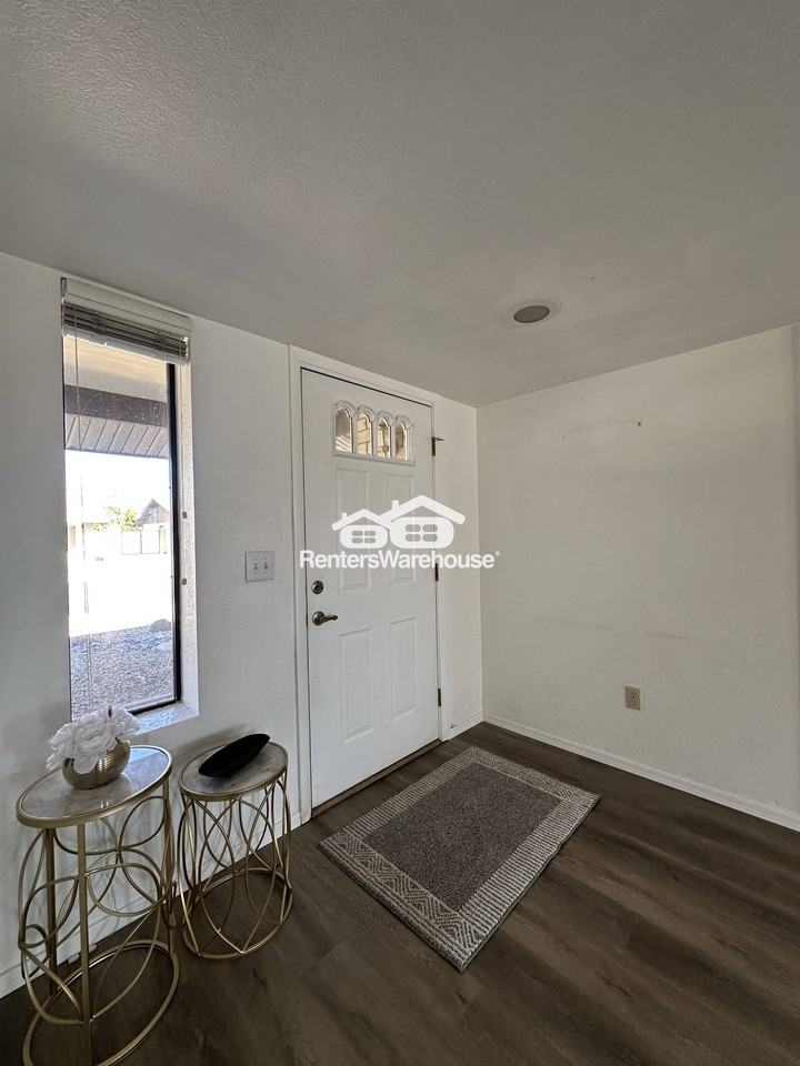 1011 E Renee Dr - Photo 2 of 34