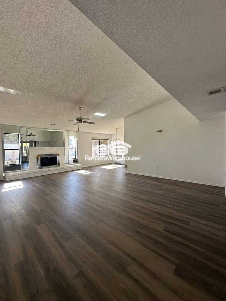 1011 E Renee Dr - Photo 3 of 34