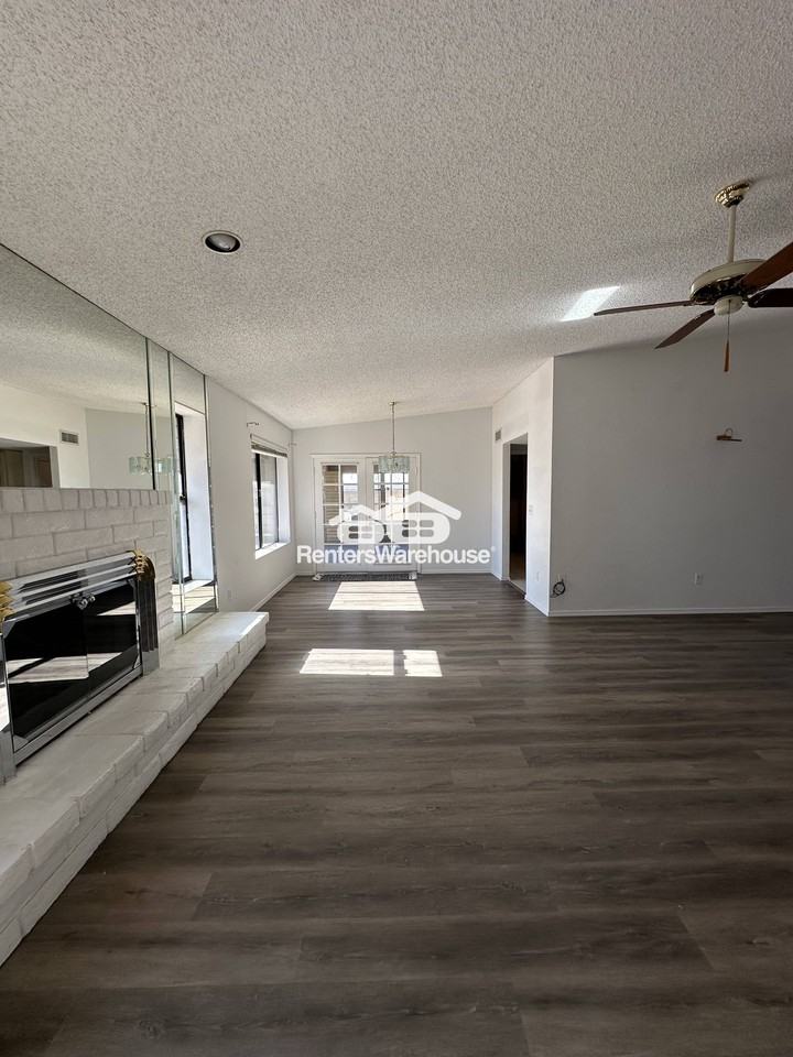 1011 E Renee Dr - Photo 4 of 34