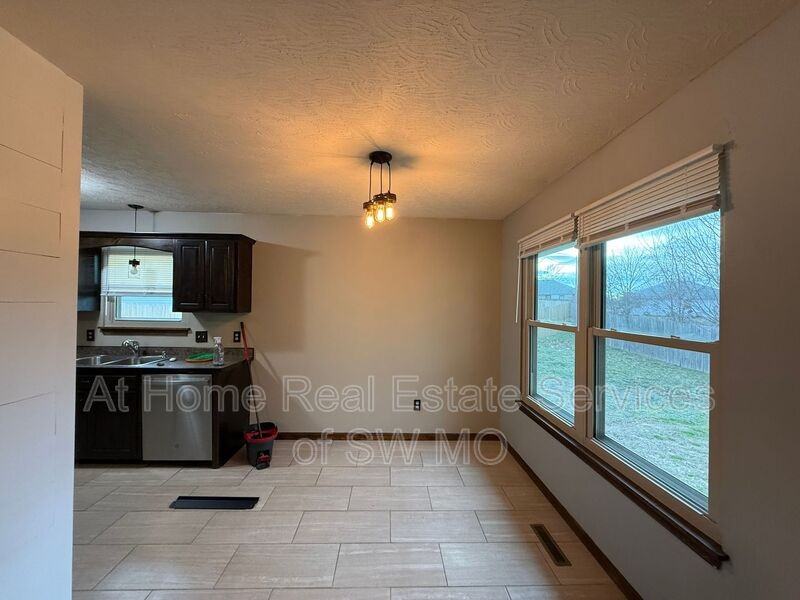 4203 N Mead Dr - Photo 3 of 11