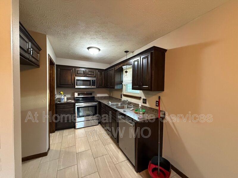 4203 N Mead Dr - Photo 4 of 11