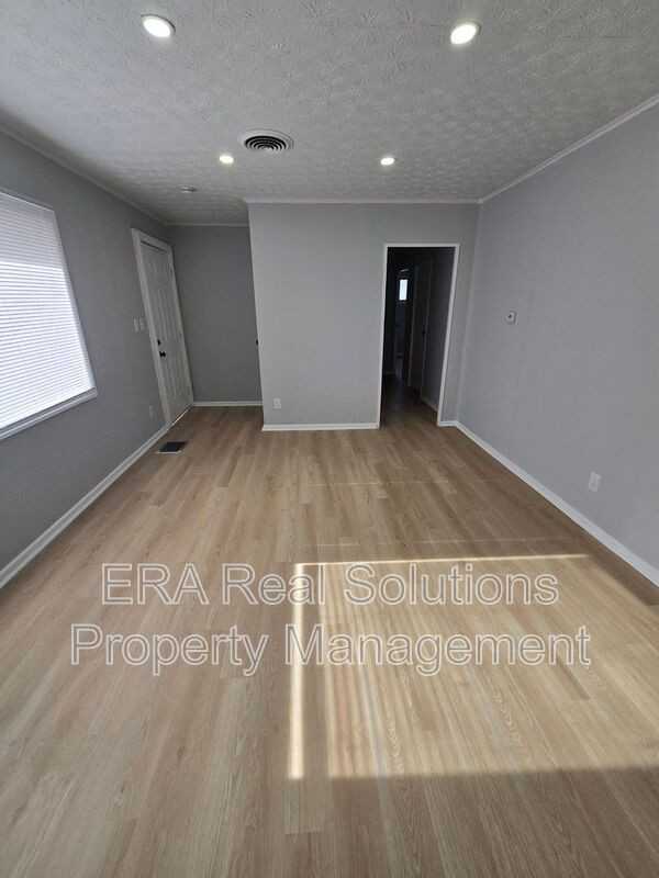 976 E 26th Ave - Photo 5 of 21