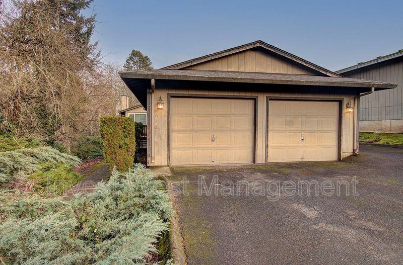 1625 Ash St - Photo 3 of 25