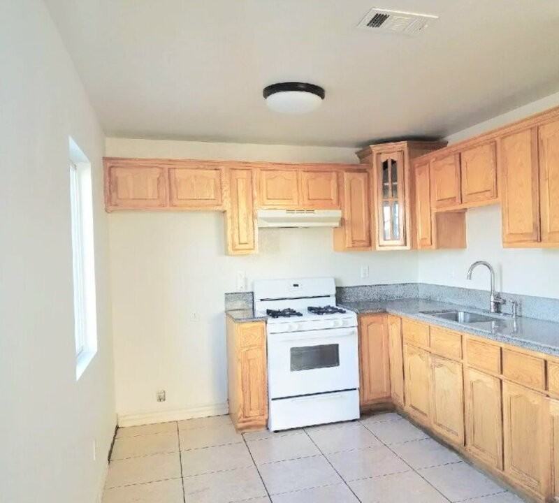 844 W 54th St - Photo 6 of 6