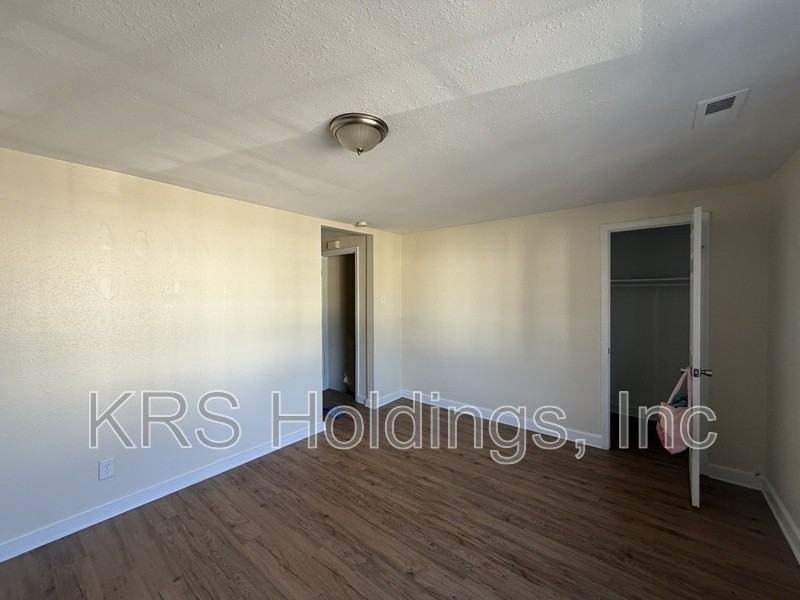 716 31st St #B - Photo 3 of 6