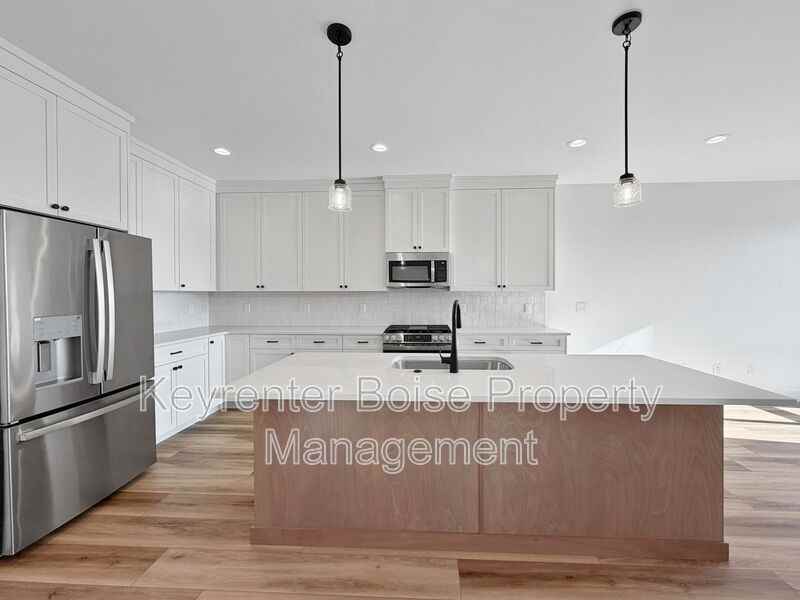 335 E Lombard Ln - Photo 2 of 20