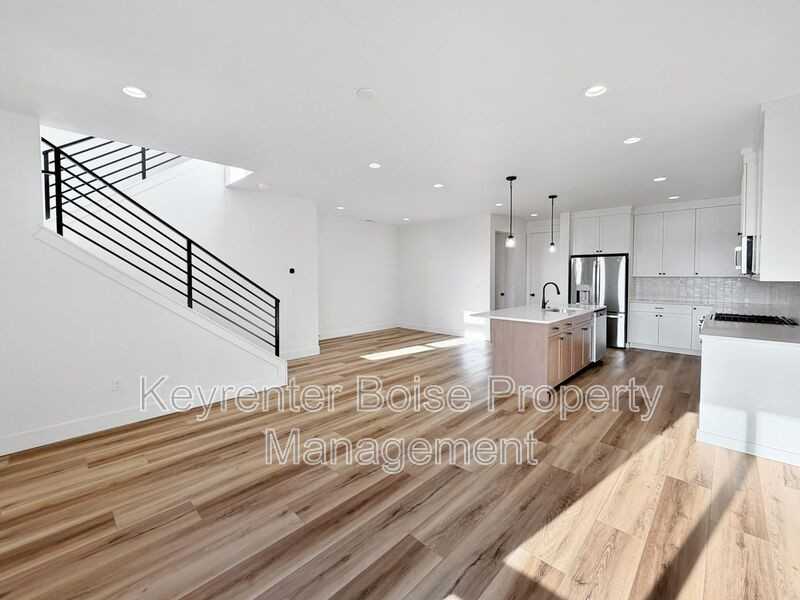 335 E Lombard Ln - Photo 4 of 20