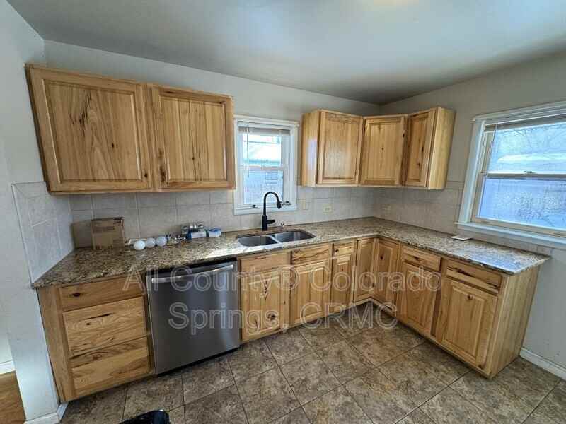 1606 S Wahsatch Ave - Photo 5 of 35