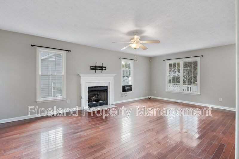 320 Roundtree Dr - Photo 6 of 36