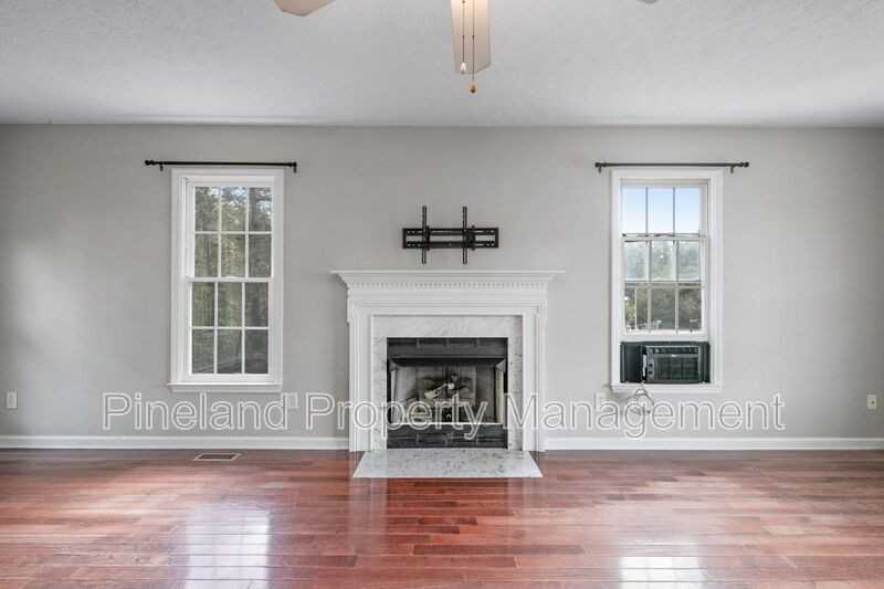 320 Roundtree Dr - Photo 7 of 36