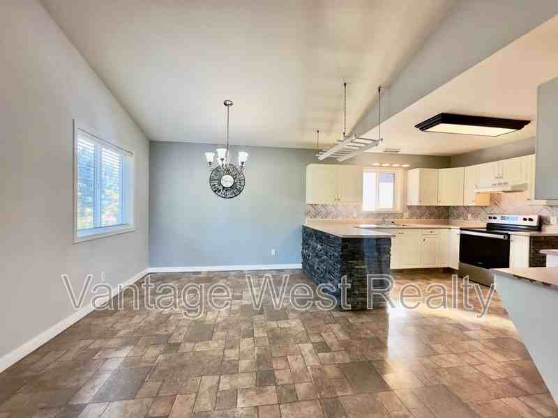 307 Phipps Cres #A - Photo 2 of 23