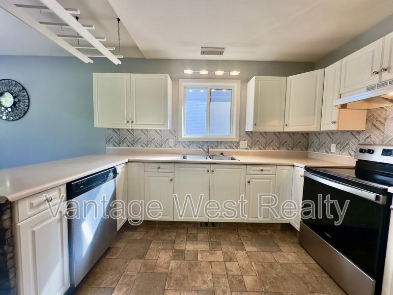 307 Phipps Cres #A - Photo 3 of 23