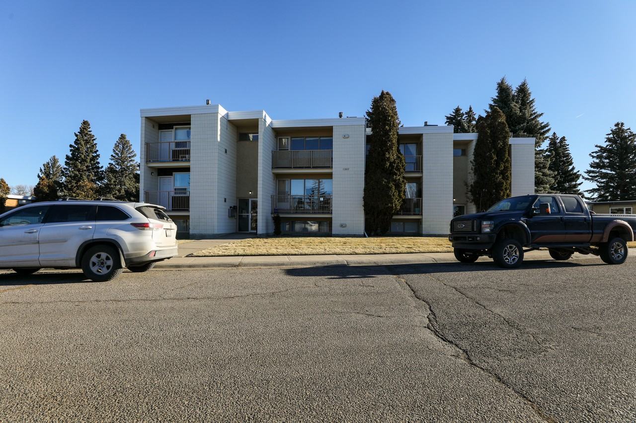 1327 Scenic Dr S - Photo 2 of 26