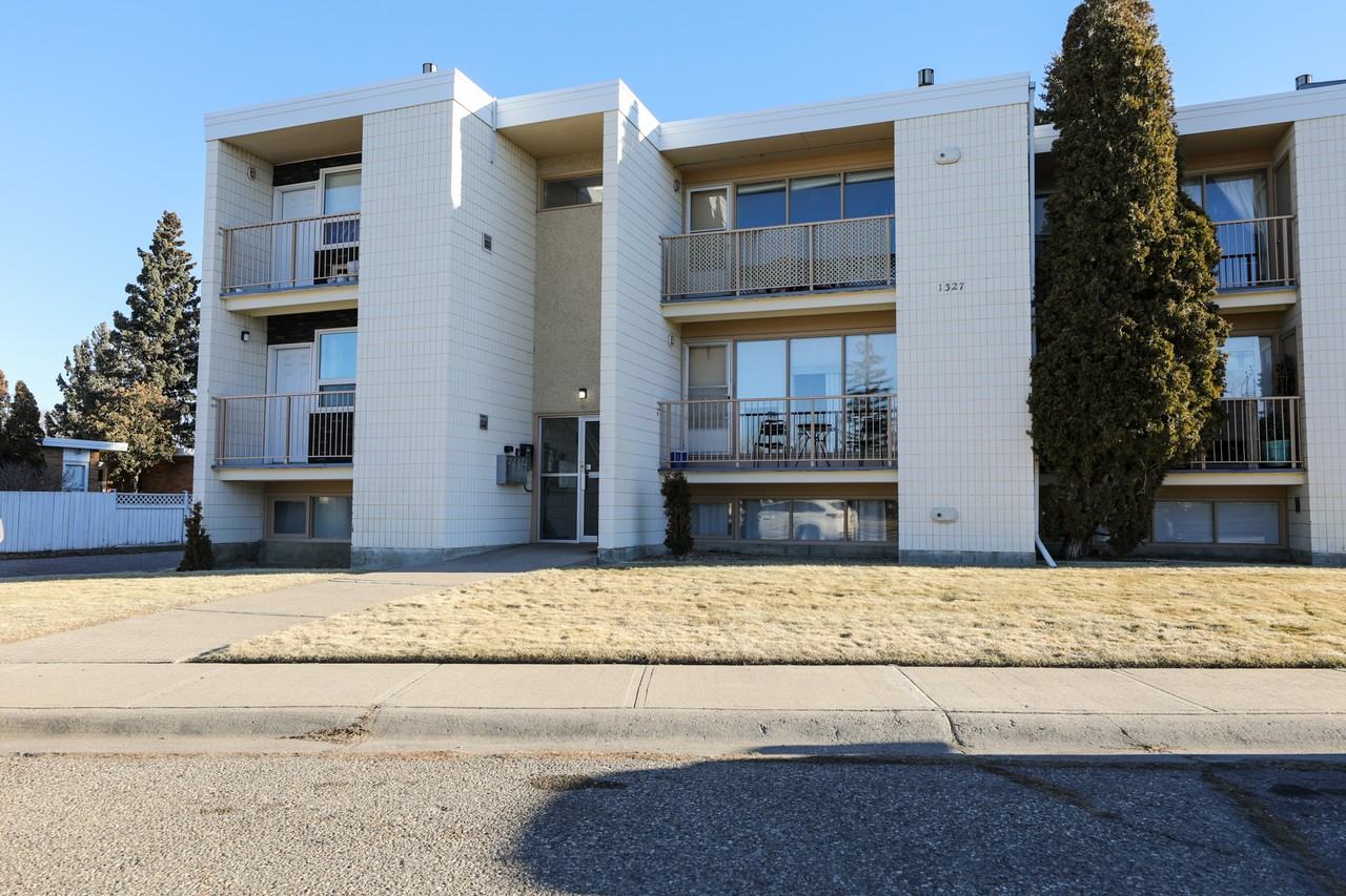 1327 Scenic Dr S - Photo 3 of 26