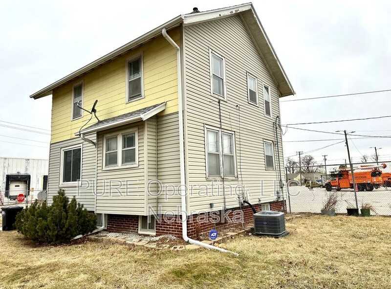 4201 N 22nd St - Photo 3 of 19