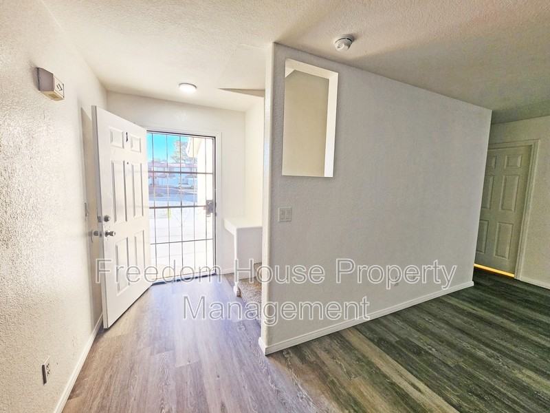 670 Bourbon St - Photo 5 of 36