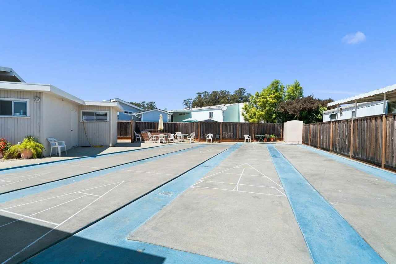 1555 Merrill St - Photo 4 of 15