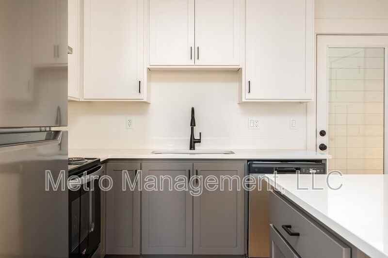 12098 Se Market St - Photo 3 of 8