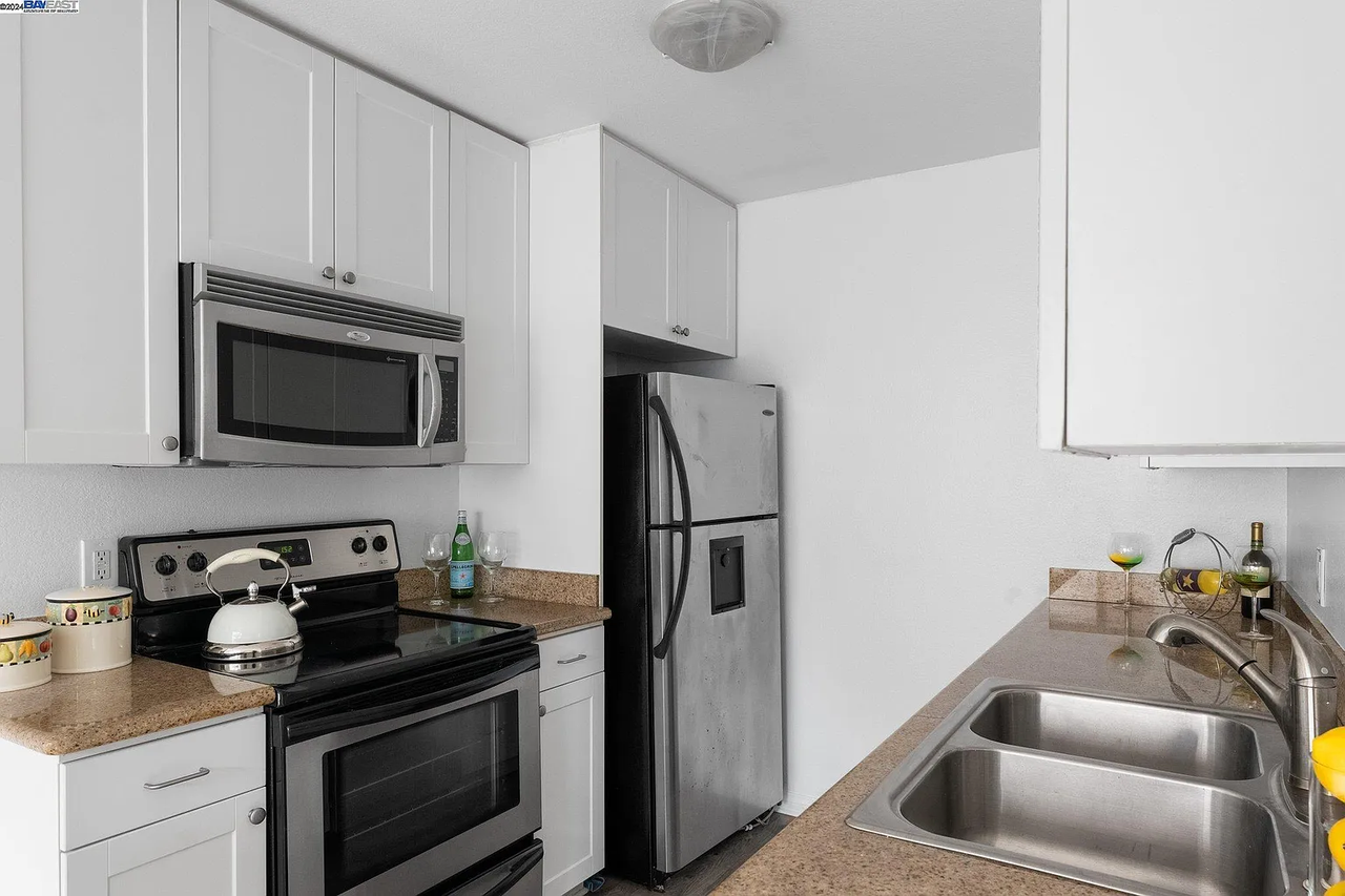 1590 Yardley St - Photo 2 of 9