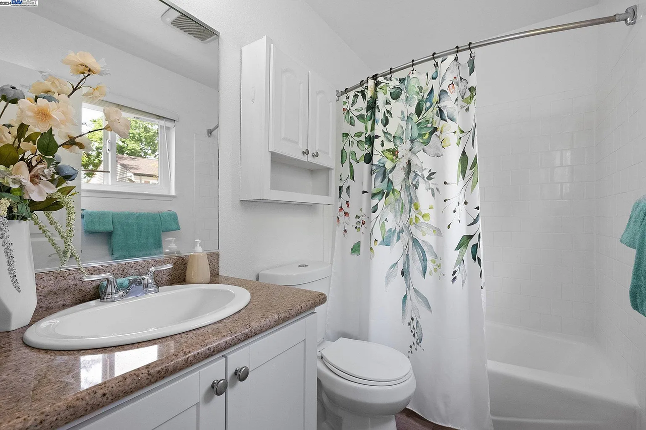 1590 Yardley St - Photo 3 of 9