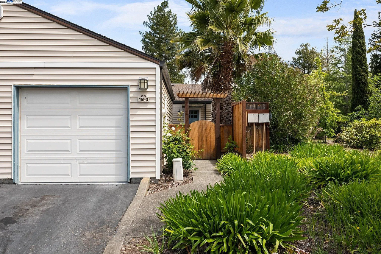 1590 Yardley St - Photo 6 of 9