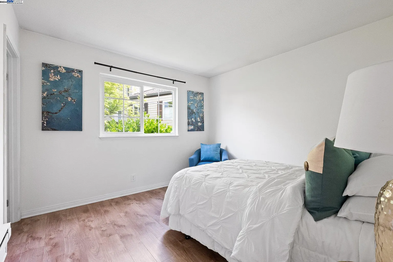 1590 Yardley St - Photo 7 of 9