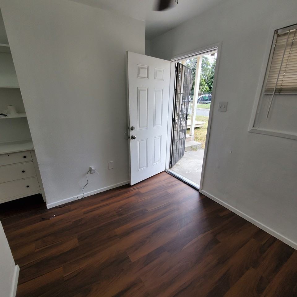 179 1/2 E 15th St - Photo 3 of 14