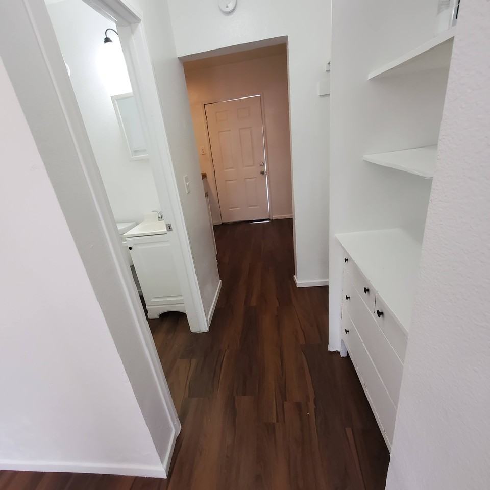 179 1/2 E 15th St - Photo 4 of 14