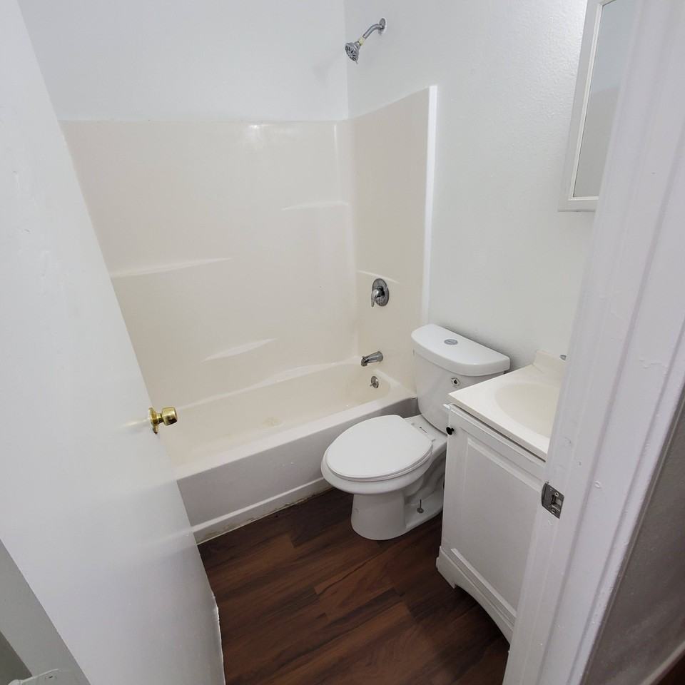 179 1/2 E 15th St - Photo 5 of 14