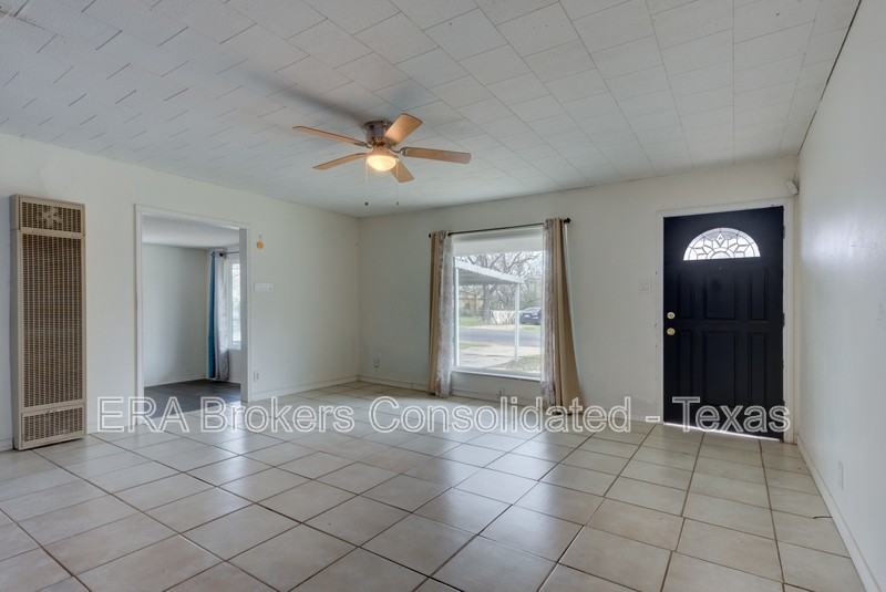 5815 Pyle St - Photo 4 of 20