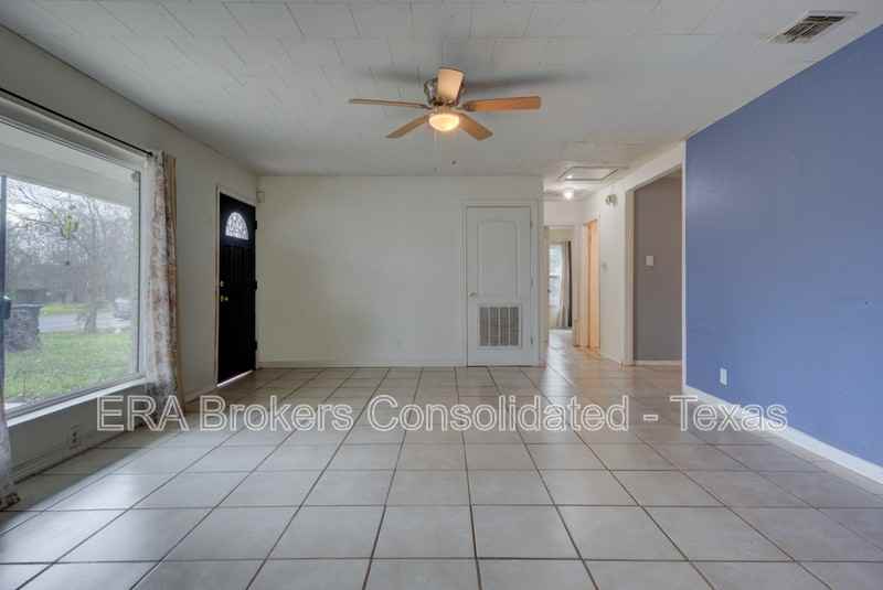 5815 Pyle St - Photo 5 of 20