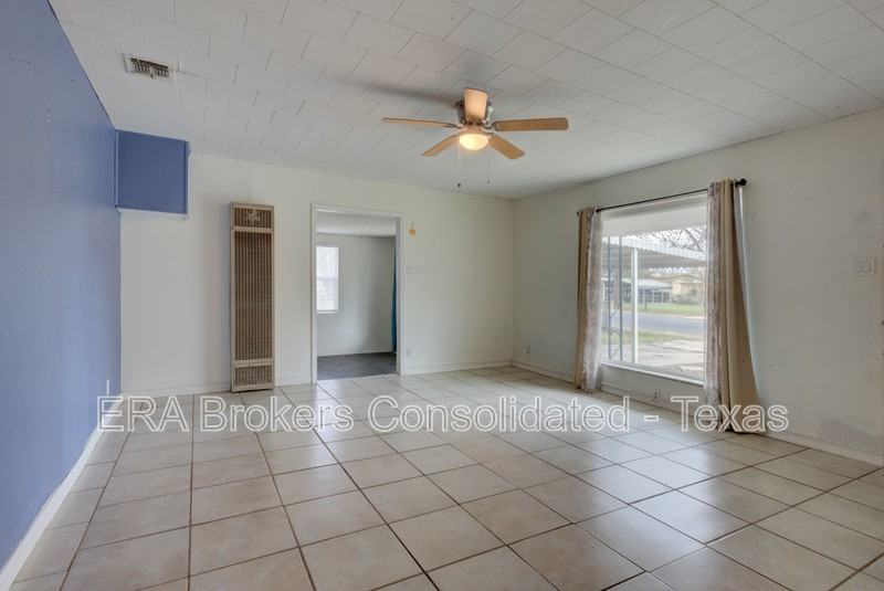 5815 Pyle St - Photo 6 of 20