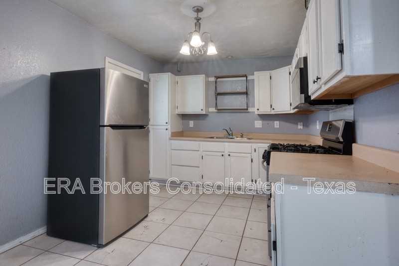 5815 Pyle St - Photo 7 of 20